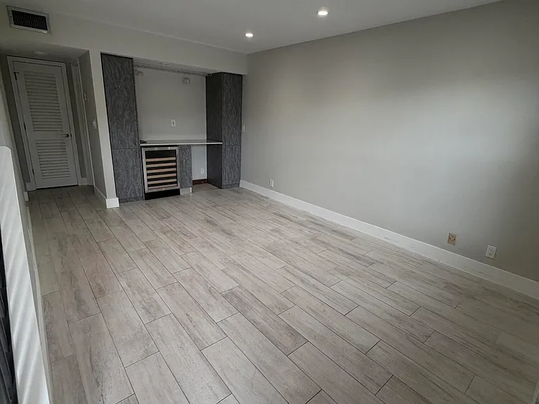 806 NW 41st Ct — Photo 5