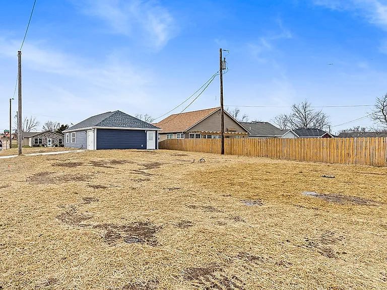 2331 S Willard Ave — Photo 17