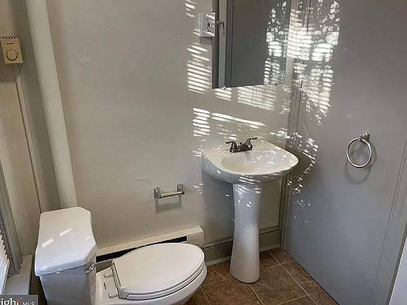 4th image of 172 N Charlotte St #3