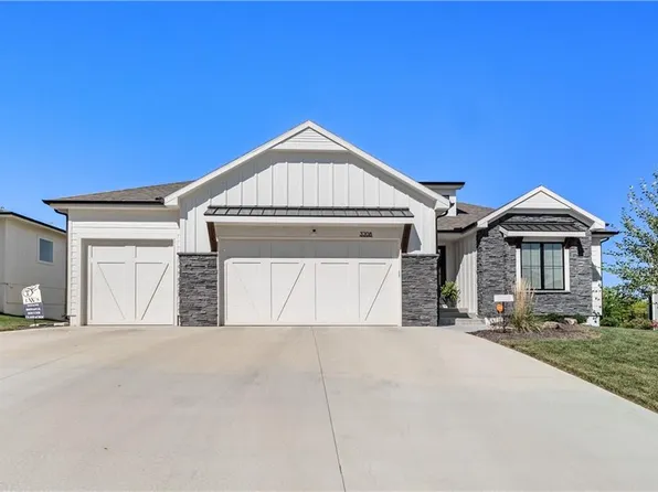 3208 SW Saddelbred Ter, Lees Summit, MO 64082