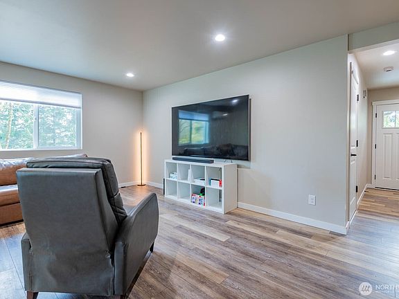 4th image of 20 NE Galley Way