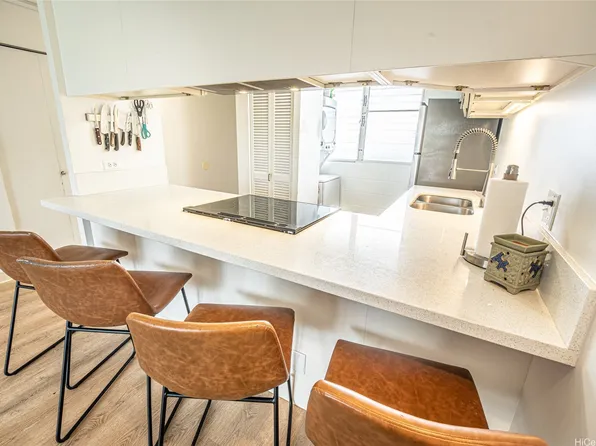 1128 Ala Napunani St APT 703, Honolulu, HI 96818