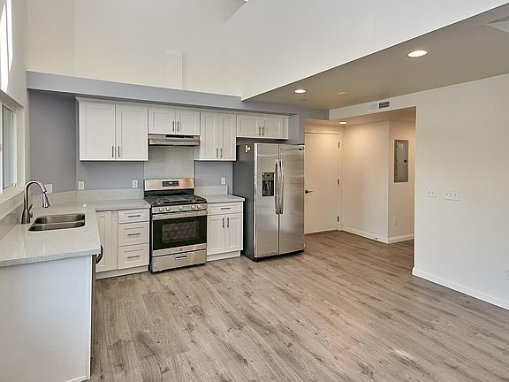 2nd image of 407 N Ardmore Ave #302