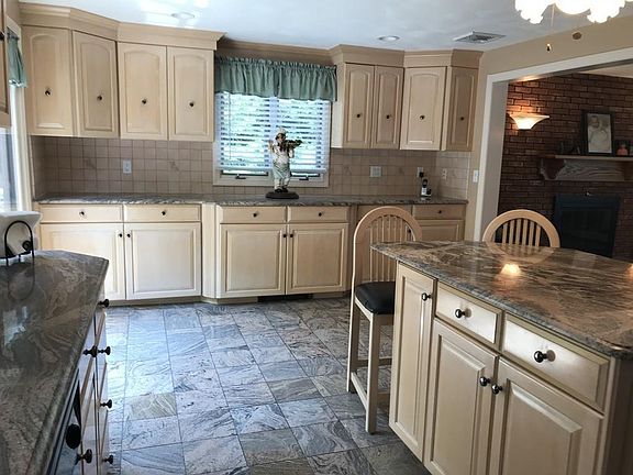 3rd image of 25 Brentwood Dr