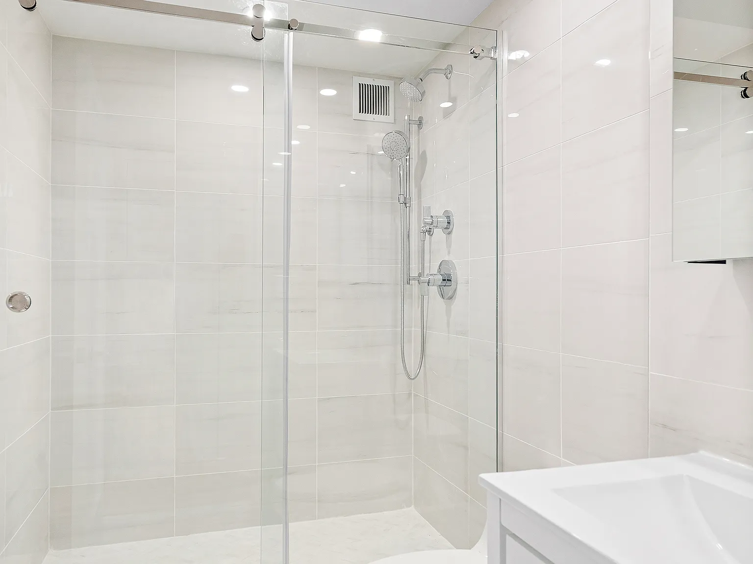 330 East 38th Street — Photo 3