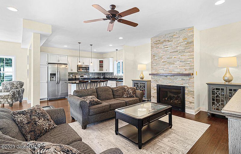3rd image of 2749 W Lydius Street