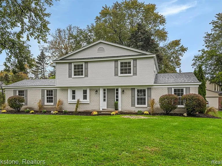 165 Woodedge Dr — Photo 3