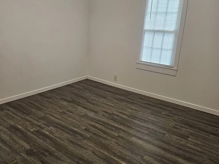 1008 Market St E — Photo 7