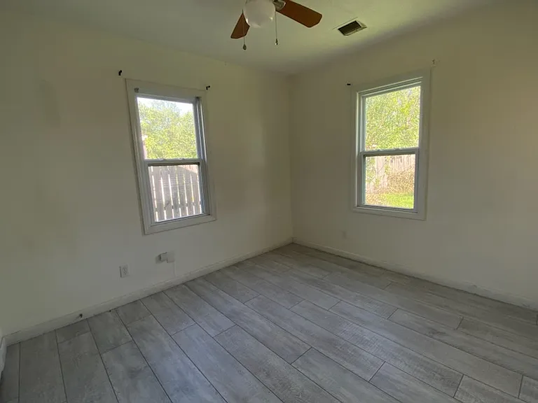 2427 W Graber St — Photo 3