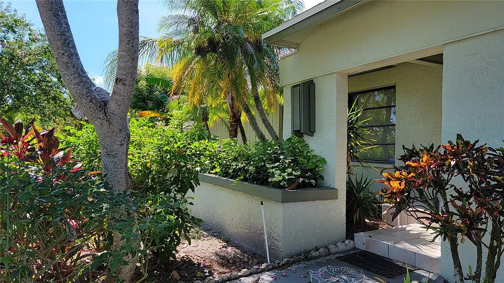 4 bed, 2.0 bath, 2087 sqft, $3,500 — Photo 2