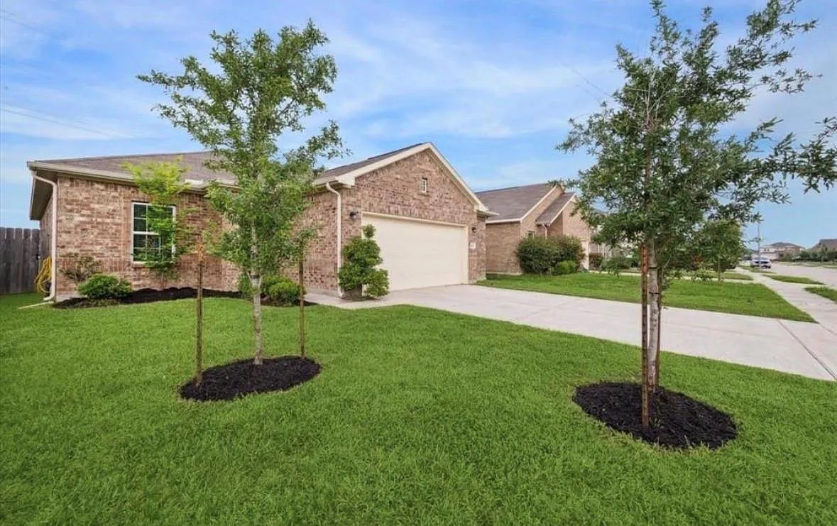 3 bed, 2.0 bath, 1594 sqft, $2,160 — Photo 2