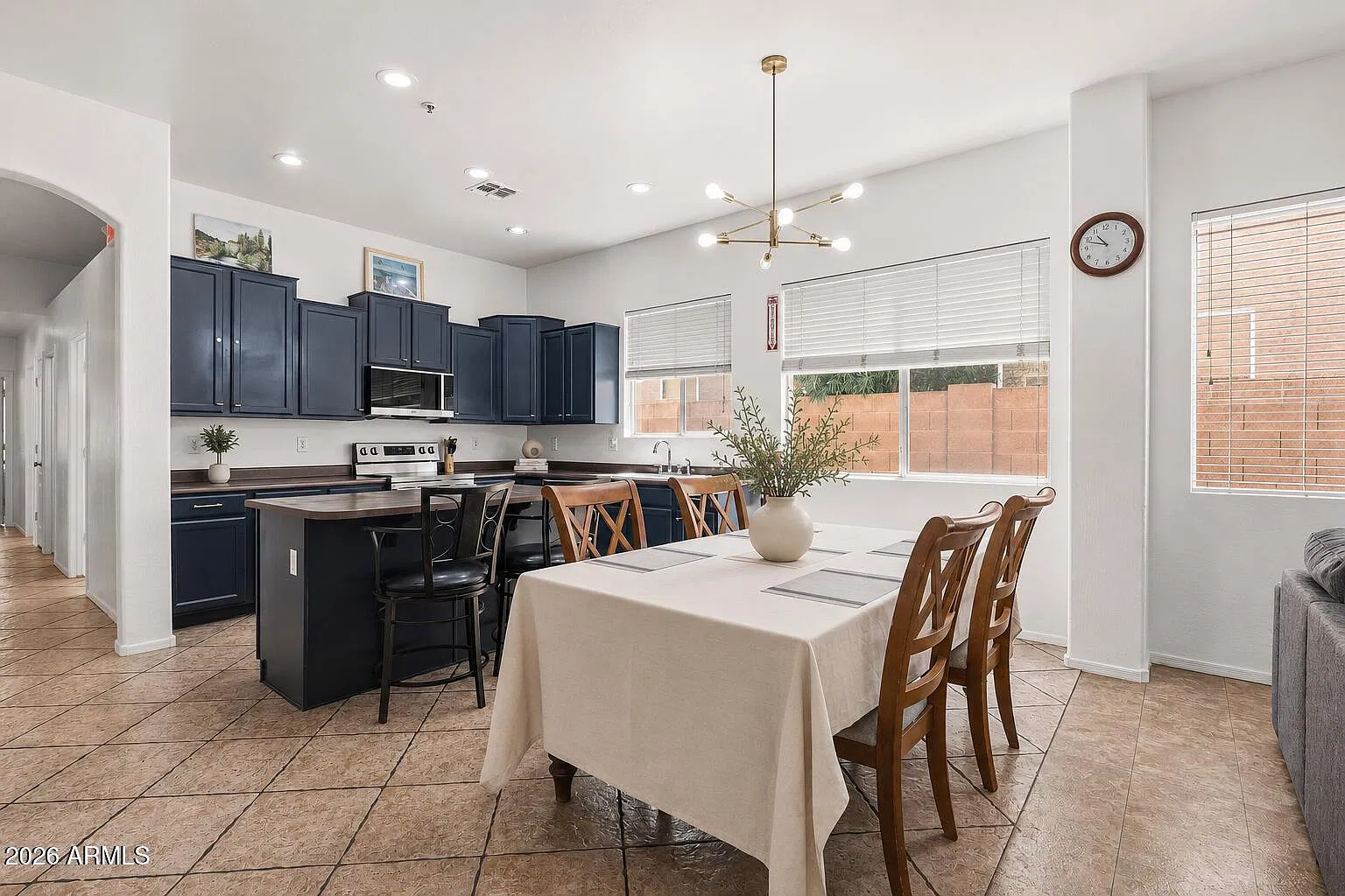 5 bed, 2.0 bath, 2544 sqft, $5,000 — Photo 3