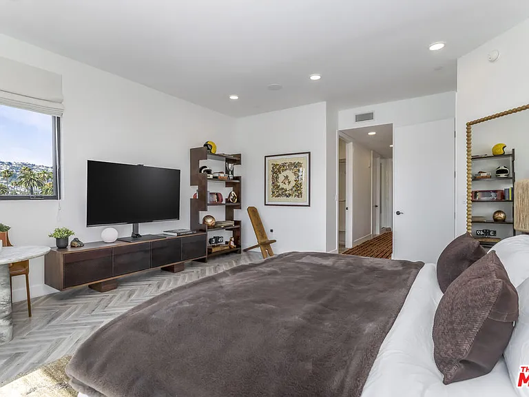 137 N Doheny Dr #4 — Photo 23