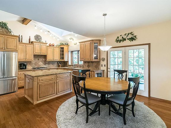 3rd image of 5649 Nantasket Ct