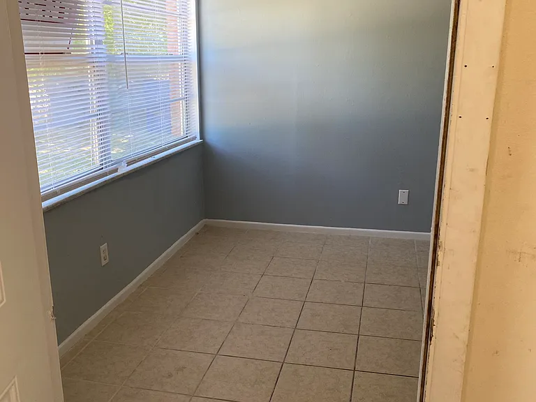 656 Williamsburg Dr #1 — Photo 2