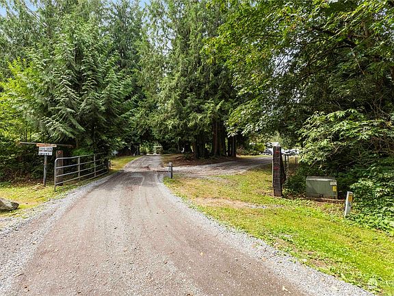 A beautiful entrance with circular drive>