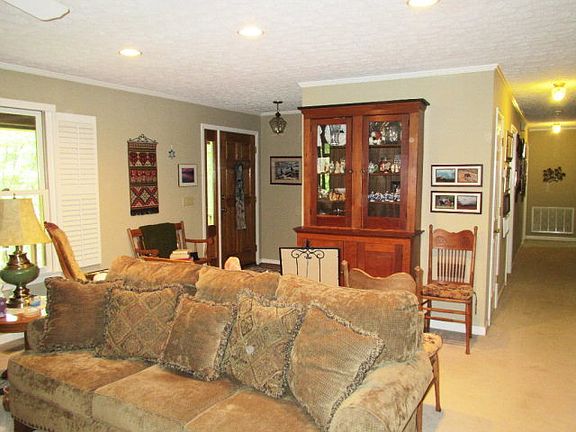 4th image of 228 Stratford Dr