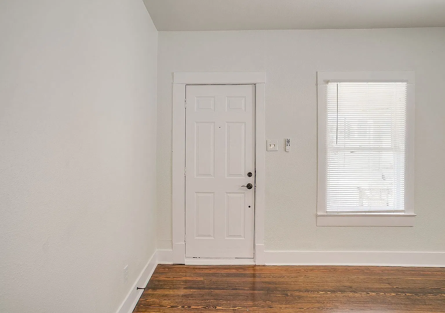 Spacious 3 Bed, 1 Bath Near Historic Fairmount Awaiting New Tenants- 76104 — Photo 4