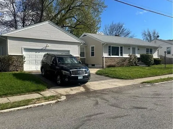 151 Chestnut Hill Ave, Cranston, RI 02920