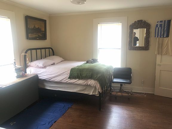 Good sized bedroom.