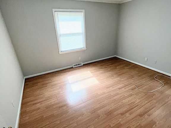 5th image of 1039 Oakmont Cir #A