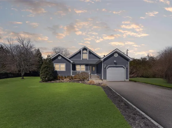 17 Woodlawn Avenue, East Moriches, NY 11940