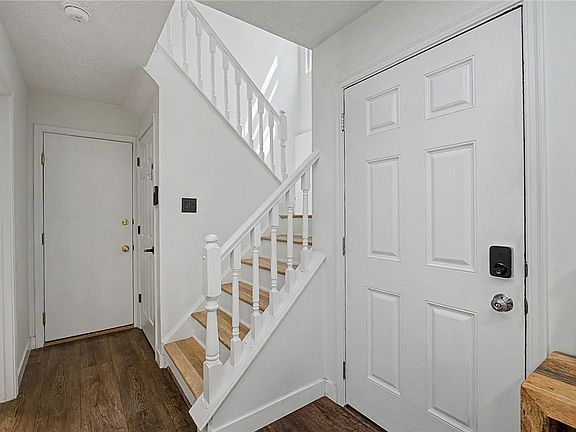 5th image of 9493 Fox Run Dr