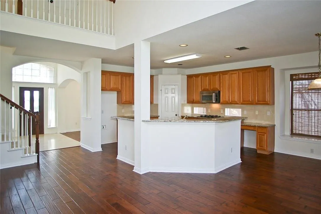 4 bed, 2850 sqft, $3,200 — Photo 3