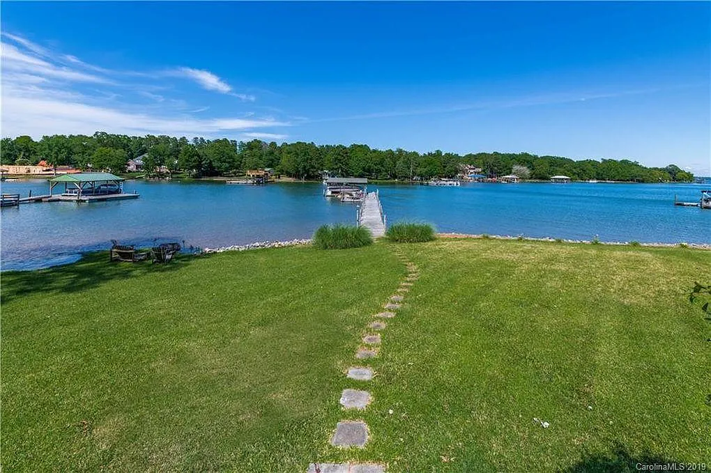 147 Gainswood Dr — Photo 2