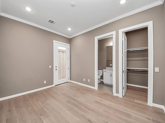 4th image of 4026 Blossom St