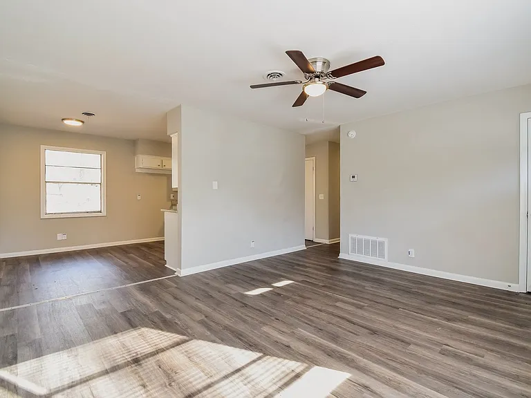 1045688_018_living_room_13538229.jpg