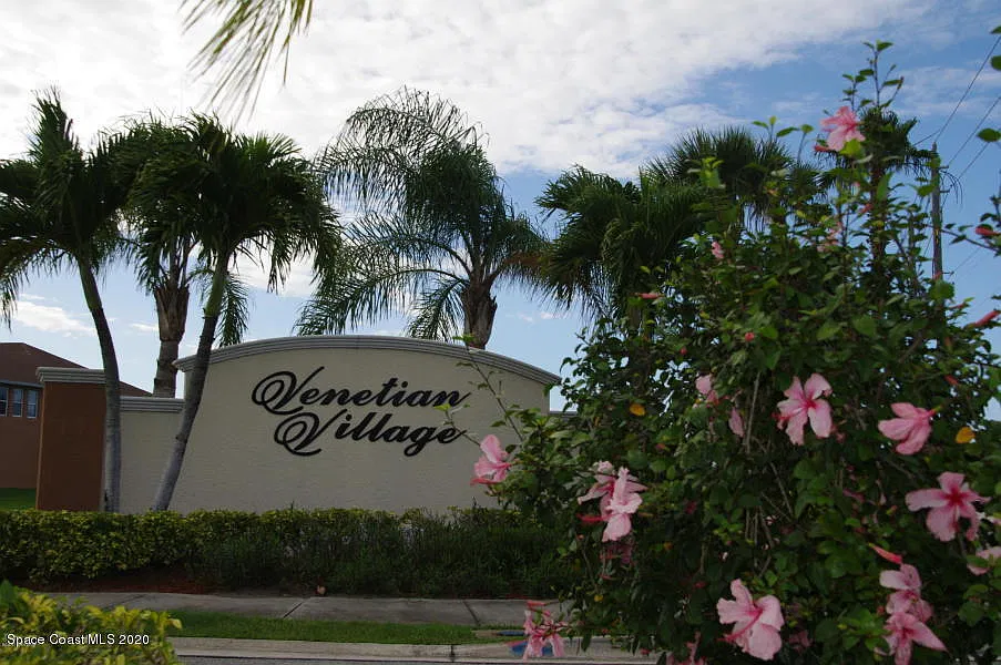 3 bed, 2.0 bath, 1781 sqft, $2,000 — Photo 2