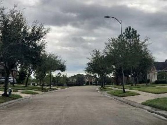 Exterior Neighborhood (street photo)