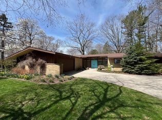 5124 Scenic Ct, Manitowoc, WI 54220