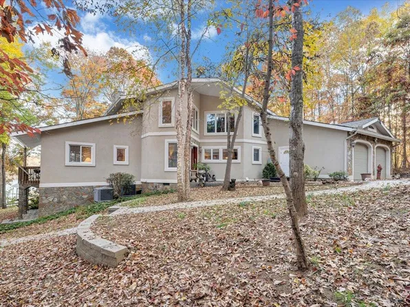 120 Walton Dr, Moneta, VA 24121
