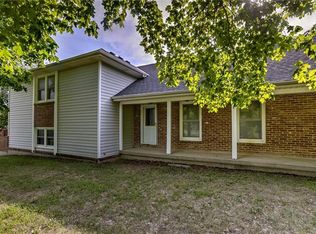 733 Jw Cummins Rd, Oak Grove, MO 64075