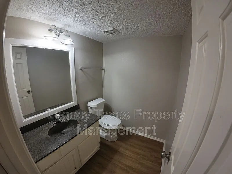 2 bed, 1.5 bath, 1000 sqft, $1,250 — Photo 4