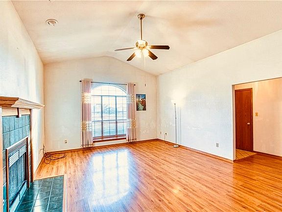 4th image of 2936 Laurel Cir