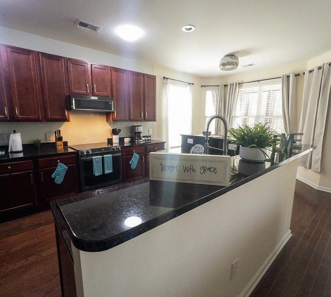 4 bed, 4.5 bath, 3000 sqft, $754 — Photo 4