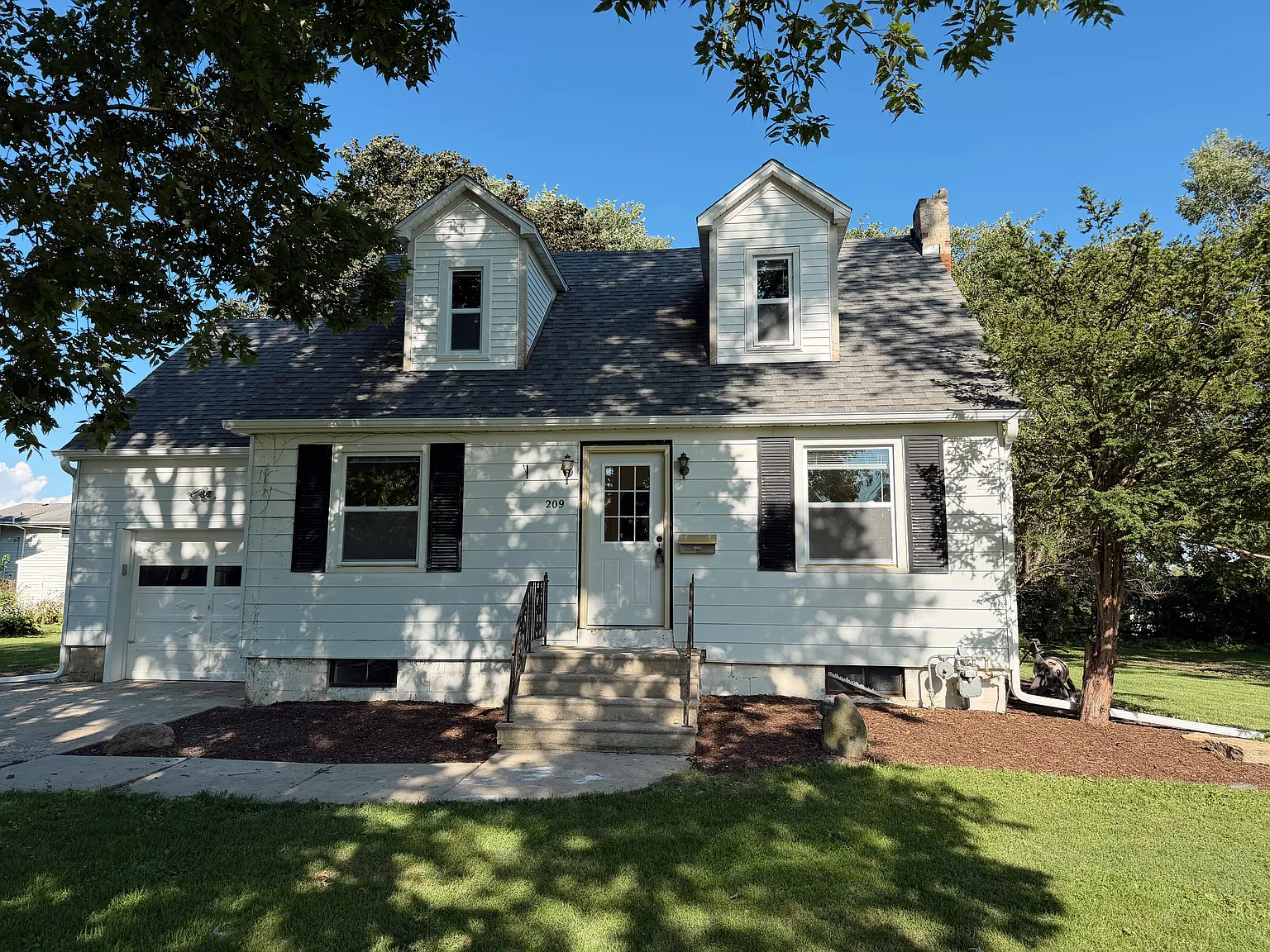 3 bed, 1378 sqft, $1,895 — Photo 1