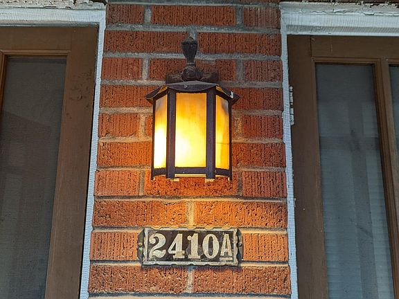 vintage exterior lights! Welcpome to 2410a Bellevue Avenue