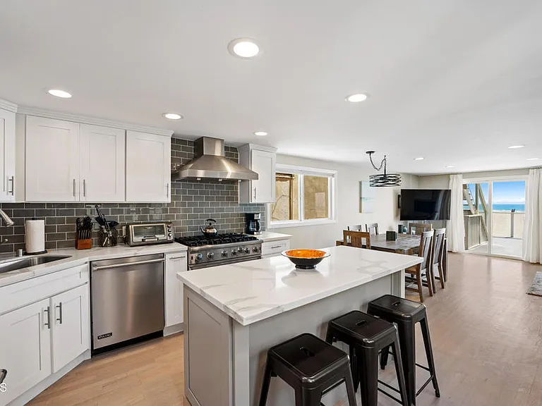 305 Ocean Dr — Photo 16