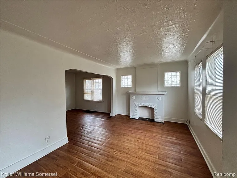 15785 Pinehurst Lower Level St — Photo 3