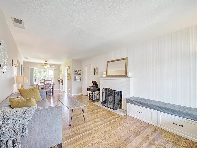 1024 Locust St — Photo 2