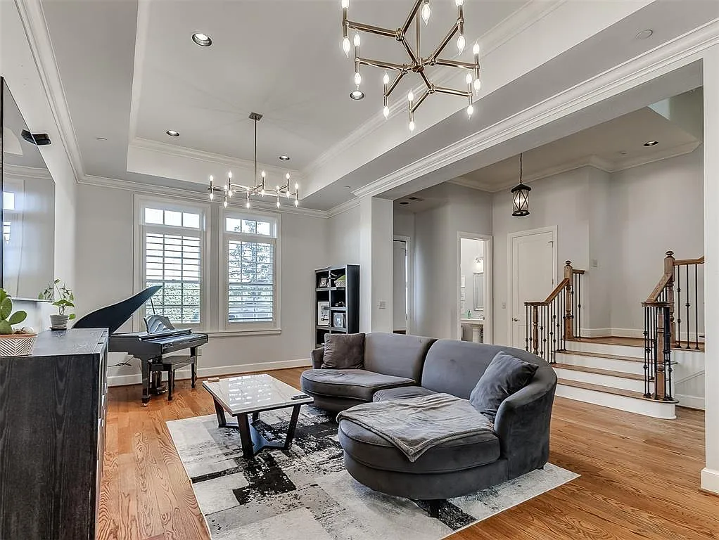 4 bed, 3.5 bath, 3686 sqft, $5,995 — Photo 2
