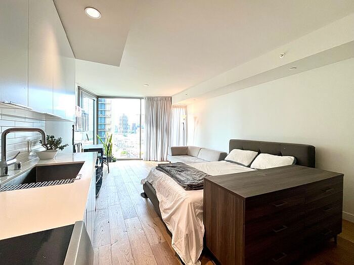1st image of 1001 Queen St #1011