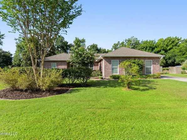 210 Henley Pl, Bay Saint Louis, MS 39520