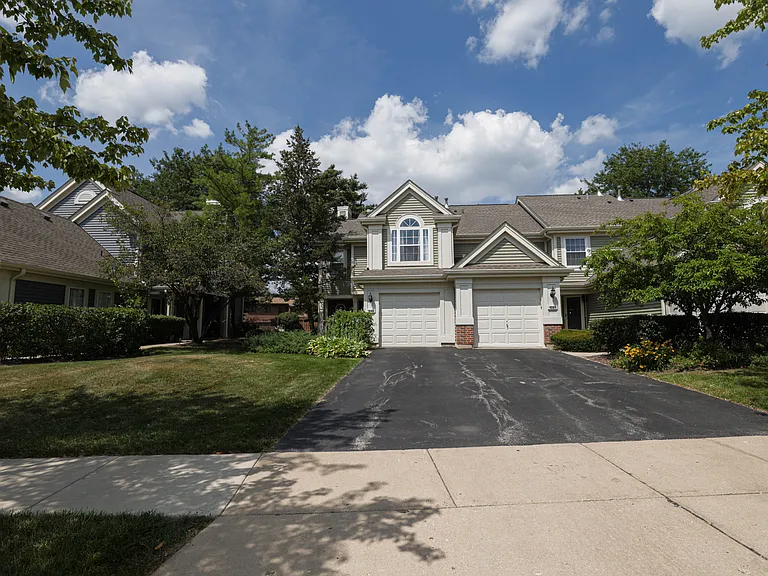 1049 Talbots Ln — Photo 1