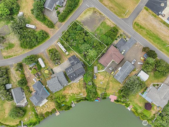 4th image of 134 Sea Breeze Loop SW