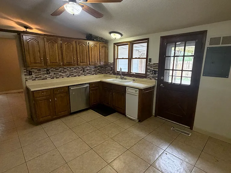 3301 Canterbury Dr — Photo 4